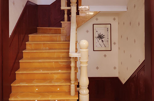 旬阳中式别墅室内汉白玉石楼梯的定制安装装饰效果